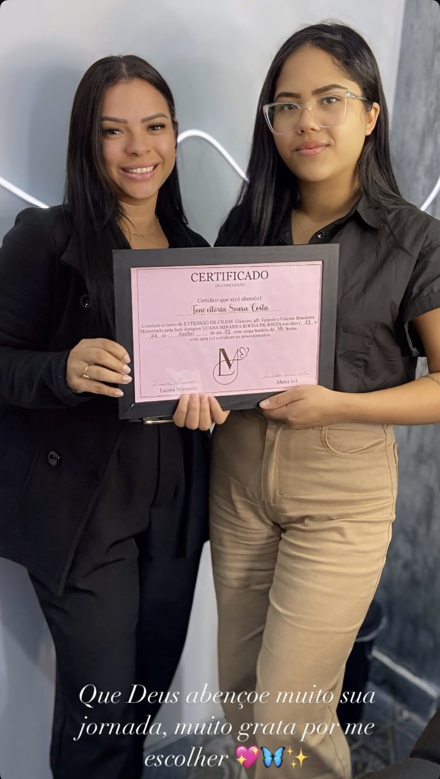 Luana Miranda e uma aluna com o certificado rosa de conclusão, carga horária de 16 horas