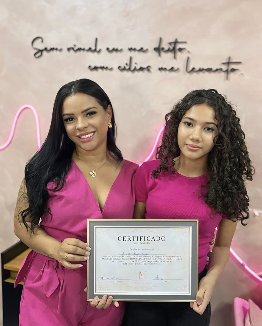 Luana Miranda e uma aluna segurando o certificado de conclusão do curso de extensão de cílios