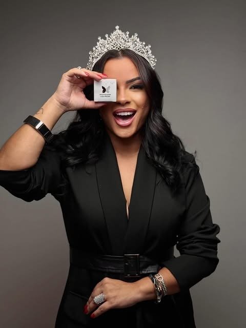 Luana Miranda de coroa, rindo