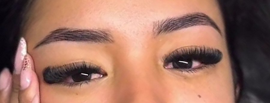 Olhos de uma cliente do estúdio com extensão de cílios