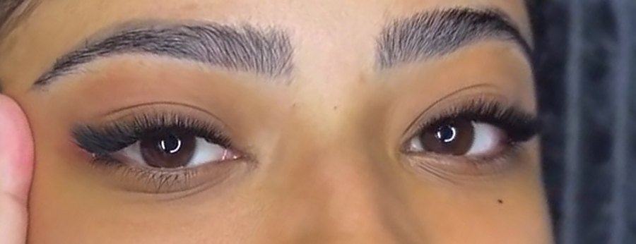 Olhos de outra cliente do estúdio com extensão de cílios