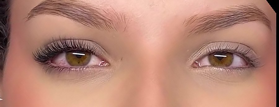 Olhos de uma terceira cliente do estúdio com extensão de cílios